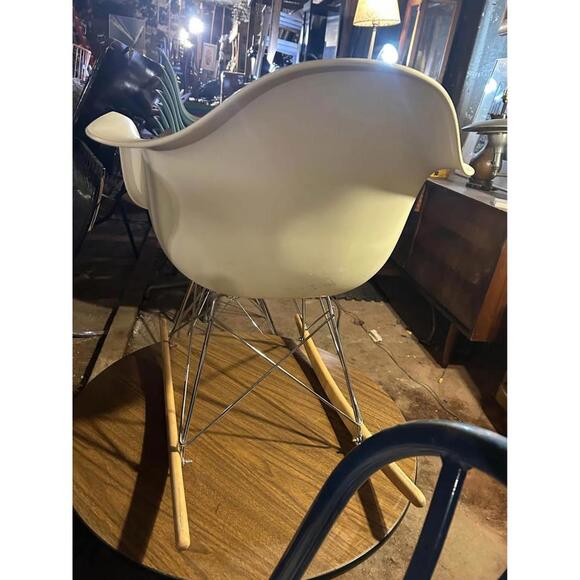 White Eames Rocking Chair-Vitra￼￼ - Picture 3 of 3